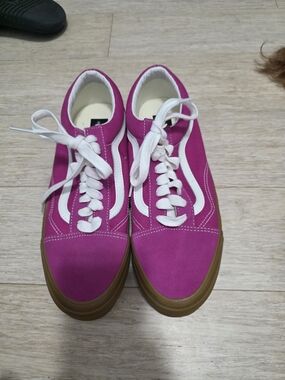 Vans Women's Raspberry Low-Top Sneakers with Gum Sole